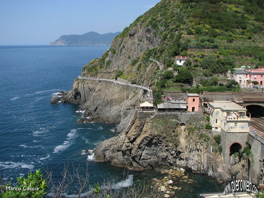 08_Monterosso con un tratto della via dell'amore.JPG